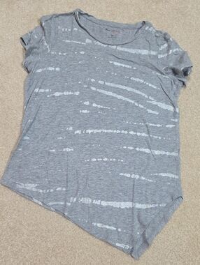 Two by Vince Camuto Gray Short Sleeve Tee with Silver Stripe Detail